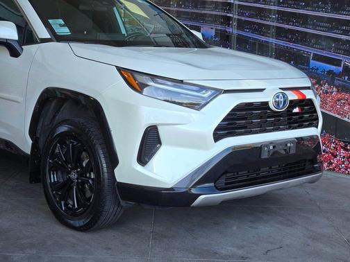 Blizzard Pearl 2022 Toyota RAV4 Hybrid SE