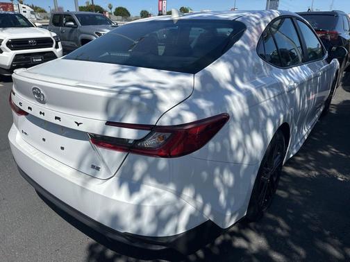 Ice Cap 2026 Toyota Camry SE