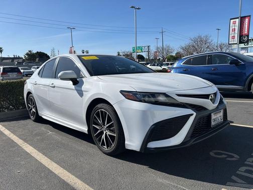 2022 Toyota Camry SE