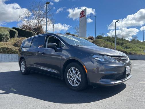 2023 Chrysler Voyager LX