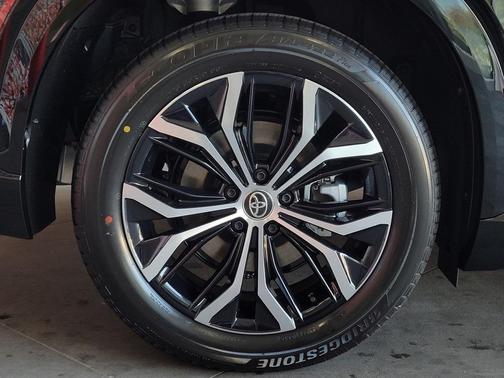 2025 Toyota Crown Signia XLE