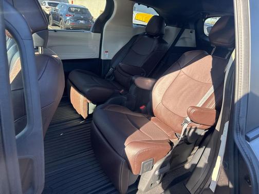2024 Toyota Sienna Platinum