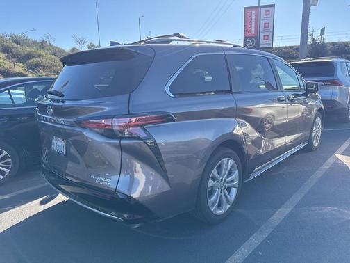 2024 Toyota Sienna Platinum
