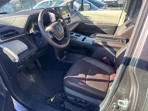 2024 Toyota Sienna Platinum