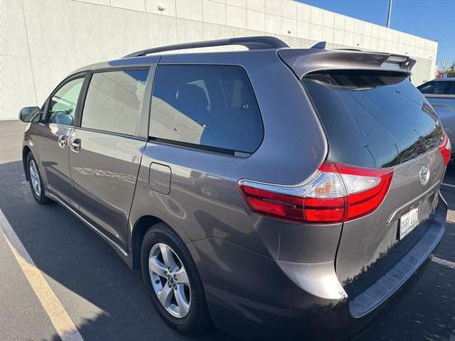 2019 Toyota Sienna LE