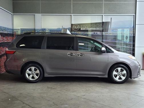 2019 Toyota Sienna LE