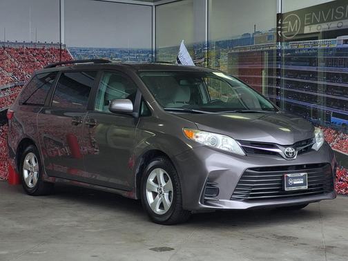 2019 Toyota Sienna LE