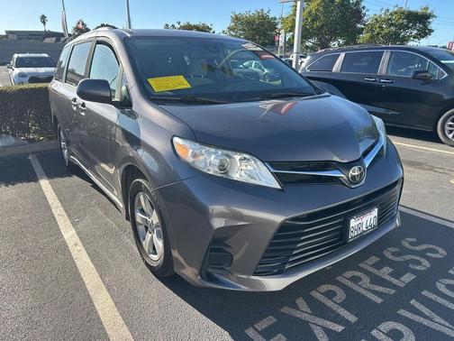 2019 Toyota Sienna LE