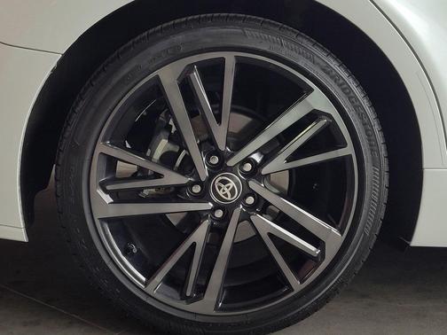 Wind Chill Pearl/Midnight Black Metallic 2025 Toyota Camry XSE