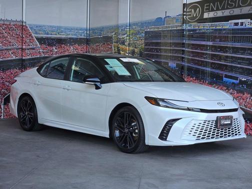 Wind Chill Pearl/Midnight Black Metallic 2025 Toyota Camry XSE