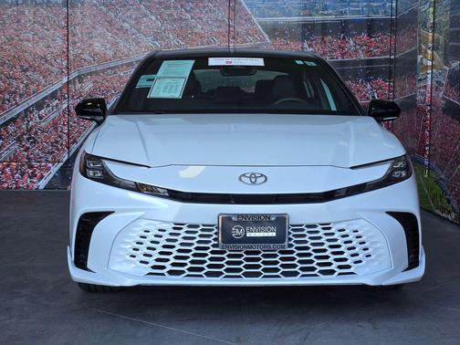 Wind Chill Pearl/Midnight Black Metallic 2025 Toyota Camry XSE