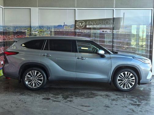 2022 Toyota Highlander Platinum