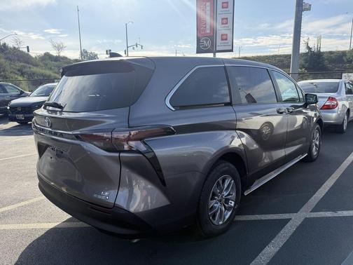 2024 Toyota Sienna LE
