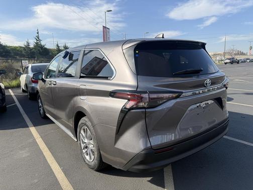 2024 Toyota Sienna LE