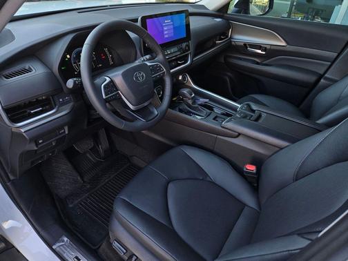 Wind Chill Pearl 2026 Toyota Grand Highlander Hybrid XLE