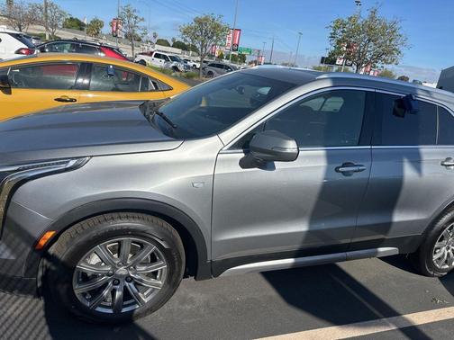 Argent Silver Metallic 2023 Cadillac XT4 Premium Luxury