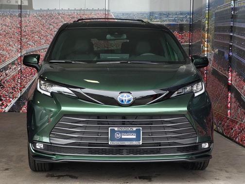 2025 Toyota Sienna Woodland Edition