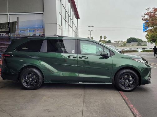 2025 Toyota Sienna Woodland Edition