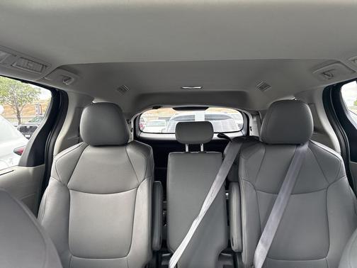 2023 Toyota Sienna XLE 8 Passenger