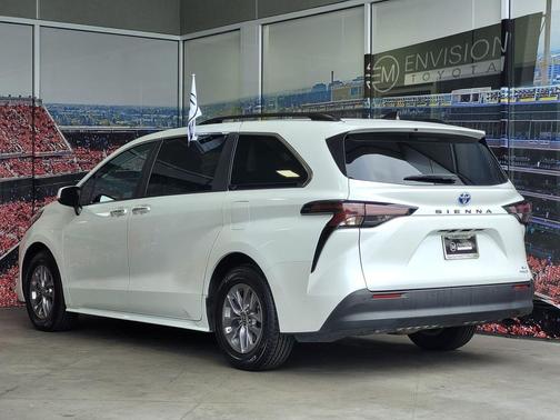 2023 Toyota Sienna XLE 8 Passenger