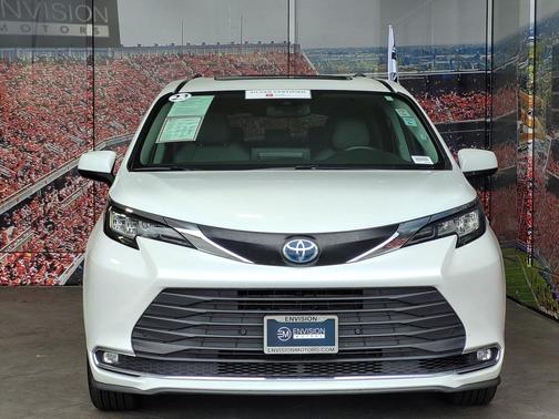 2023 Toyota Sienna XLE 8 Passenger