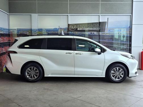 2023 Toyota Sienna XLE 8 Passenger