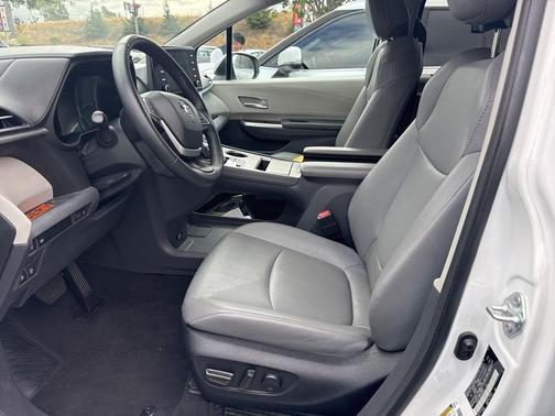 2023 Toyota Sienna XLE 8 Passenger