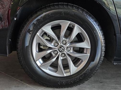 2024 Toyota Sienna LE