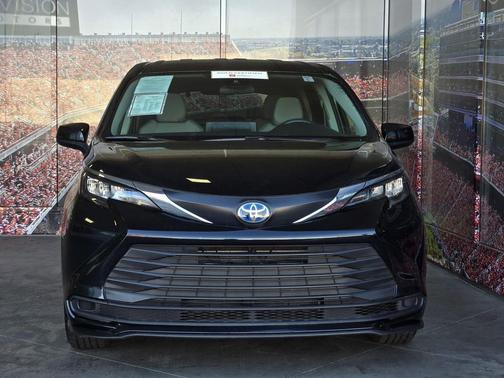 2024 Toyota Sienna LE