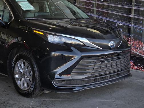 2024 Toyota Sienna LE