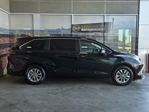 2024 Toyota Sienna LE