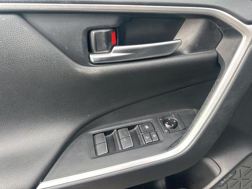 2020 Toyota RAV4 Hybrid SE