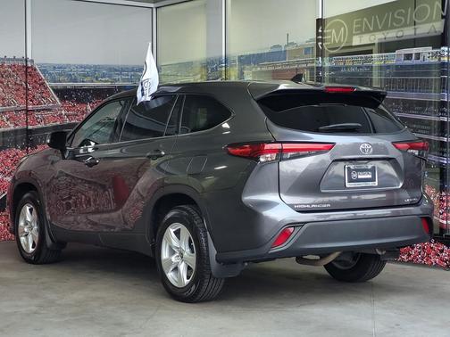 2022 Toyota Highlander LE