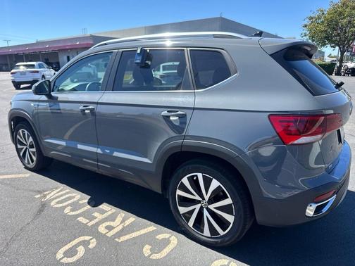 Deep Black Pearl 2022 Volkswagen Taos 1.5T SE