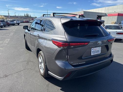 2022 Toyota Highlander LE