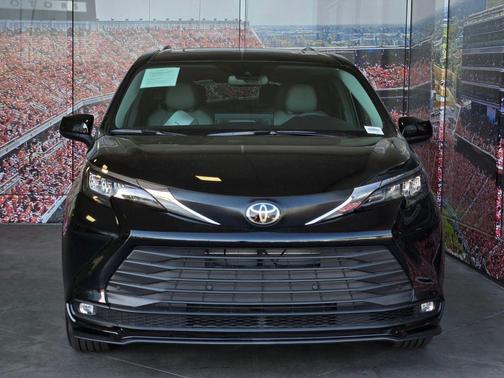 Midnight Black Metallic 2026 Toyota Sienna XLE