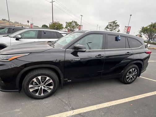 Midnight Black Metallic 2021 Toyota Highlander Hybrid XLE