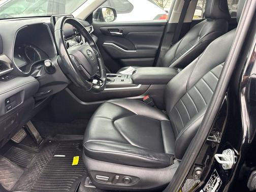 Midnight Black Metallic 2021 Toyota Highlander Hybrid XLE