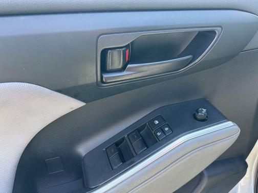 Celestial Silver Metallic 2022 Toyota Highlander LE