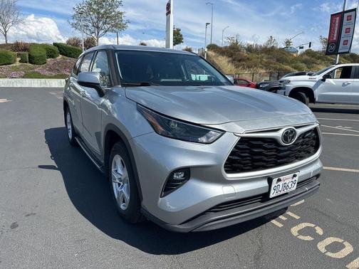 Celestial Silver Metallic 2022 Toyota Highlander LE