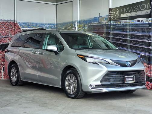 2023 Toyota Sienna XLE 8 Passenger