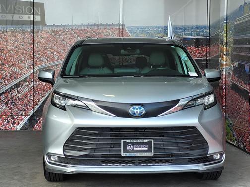 2023 Toyota Sienna XLE 8 Passenger