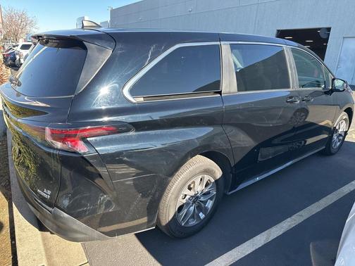 2024 Toyota Sienna LE