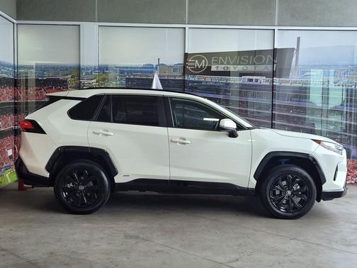 2022 Toyota RAV4 Hybrid SE