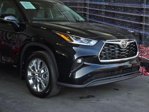Midnight Black Metallic 2026 Toyota Highlander Hybrid Limited