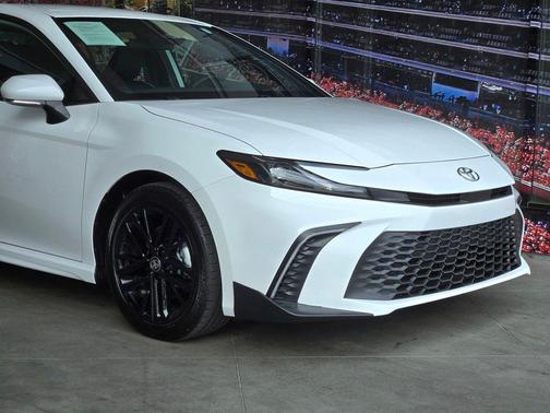 Ice Cap 2026 Toyota Camry SE