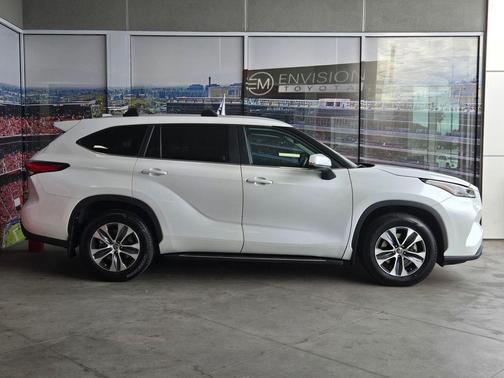 Wind Chill Pearl 2023 Toyota Highlander XLE