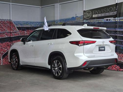 Wind Chill Pearl 2023 Toyota Highlander XLE