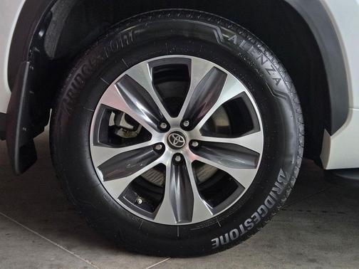 Wind Chill Pearl 2023 Toyota Highlander XLE