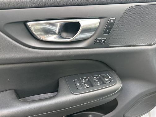 2024 Volvo S60 B5 Core Dark Theme